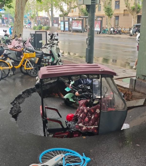 大旗策略 郑州一道路塌陷出现大坑 当地：无人员伤亡，正在处置