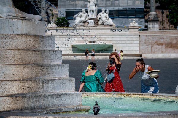三叶草策略 欧洲极端高温众生相：民众熬，游客逃，极右翼“火上浇油”